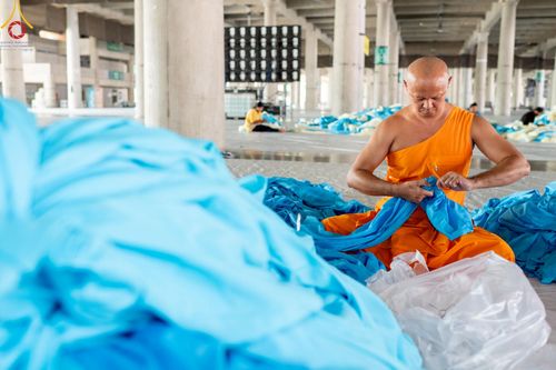 ภาพ No.220750:วันที่ 24-25 เมษายน พ.ศ. 2568 การเก็บงาน ผ้ารับประเคน ผ้าระบาย โต๊ะ เก้าอี้  ภายหลังงานวันคุ้มครองโลก ณ วัดพระธรรมกาย