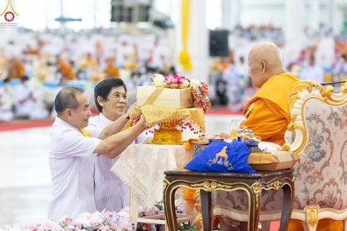 ภาพ No.85338:พิธีถวายมหาสังฆทานคณะสงฆ์ 2000 กว่าวัดทั่วประเทศปีที่ 23, พิธีถวายไทยธรรมคณะสงฆ์ 323 วัด 4 จังหวัดชายแดนภาคใต้, พิธีมอบปัจจัยช่วยเหลือครู 4 จังหวัดชายแดนภาคใต้ ณ สภาธรรมกายสากล วัดพระธรรมกาย ในวันสมาธิโลก อาทิตย์ที่ 6 สิงหาคม พ.ศ. 2566