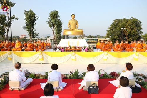 ภาพ No.101741:ตักบาตรพระ 10,000 รูป เติมบุญให้แผ่นดิน เนื่องในโอกาส 192 ปี จังหวัดกาญจนบุรี หนึ่งในโครงการตักบาตรพระ 2,000,000 รูป  77 จังหวัดทุกวัดทั่วไทย วันจันทร์ที่ 11 ธันวาคม พ.ศ. 2566 บริเวณถนนสองแคว (SKY WALK) เมืองกาญจนบุรี