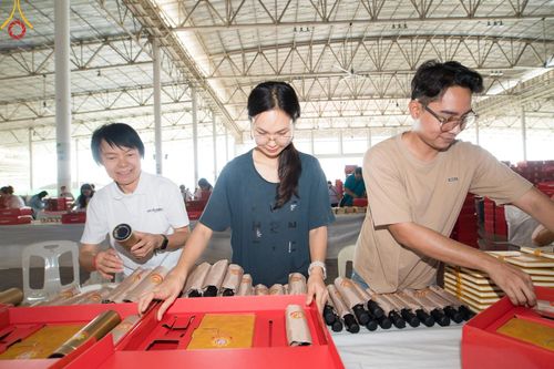 ภาพ No.212232:วันพุธที่ 19 มีนาคม พ.ศ. 2568 การบรรจุไทยธรรมลงกล่องสำเร็จ 43,500 กล่อง เพื่อถวายแด่พระสังฆาธิการ 40,000 กว่าวัดทั่วไทย ในวันคุ้มครองโลก 22 เมษายน พ.ศ. 2568 ณ บ้านแก้วเรือนทองคุณยายฯ วัดพระธรรมกาย