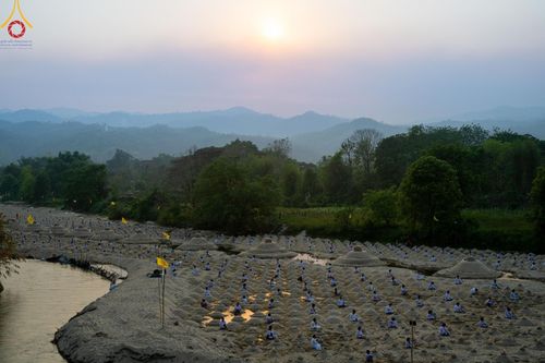 ภาพ No.138615:Photo Story  มหัศจรรย์วัดดงดินแดง Episode 6 พระภิกษุ-สามเณร ในโครงการบรรพชาอุปสมบทหมู่  กว่า 500 รูป และศีลจาริณีกว่า 300 คน ร่วมกันก่อพระเจดีย์ทราย 20,000 องค์ และจุดประทีป  บูชาธรรม 80 ปี หลวงพ่อธมฺมชโย กลางลำน้ำแม่ตื่น