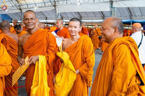 ภาพ No.60292:การต้อนรับพระสังฆาธิการ 10,000 กว่าวัดทั่วประเทศ พิธีมอบปัจจัยช่วยเหลือครู 4 จังหวัดชายแดนภาคใต้ พิธีปฏิบัติธรรม ในวันคุ้มครองโลก วันจันทร์ที่ 22 เมษายน พ.ศ.2567 ณ วัดพระธรรมกาย จ.ปทุมธานี