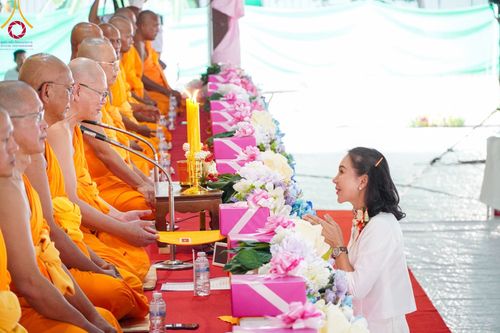 ภาพ No.97243:พิธีทอดผ้าป่า เพื่อสร้าง "ลานอเนกประสงค์พญานาค 4 ตระกูล" และพิธีจุดประทีปโคมลอย ลอยกระทง ถวายประทีปเป็นพุทธบูชา ณ พุทธอุทยานนานาชาติ จ.หนองคาย วันที่ 27 พฤศจิกายน พ.ศ. 2566