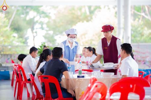 ภาพ No.58794:V.40 ภัตตาหารพระหมื่นวัด เราจัดให้ การปฏิบัติงานของเจ้าหน้าที่และอาสาสมัคร เพื่อรับบุญในการถวายภัตตาหาร แด่คณะสงฆ์ 10,000 กว่าวัดทั่วประเทศ ที่มาร่วมงานวันคุ้มครองโลก จันทร์ที่ 22 เมษายน พ.ศ. 2567 ณ วัดพระธรรมกาย