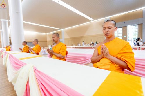 ภาพ No.225329:วันอาทิตย์ที่ 18 พฤษภาคม พ.ศ. 2568 พิธีร่วมบุญการศึกษา พระภิกษุ สามเณร ณ ห้องแก้วสารพัดนึก 2 วัดพระธรรมกาย