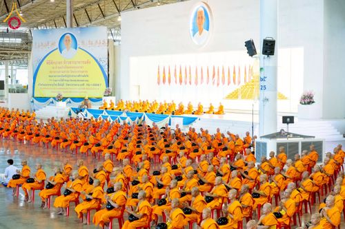 ภาพ No.223317:วันวิสาขบูชา วันอาทิตย์ที่ 11 พฤษภาคม พ.ศ. 2568 พิธีตักบาตร และปฎิบัติธรรม ณ สภาธรรมกายสากล วัดพระธรรมกาย