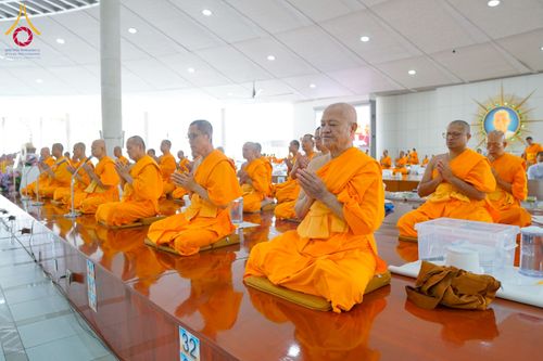 ภาพ No.243818:วันที่ 6 กันยายน พ.ศ. 2568 พิธีถวายภัตตาหารเมนูสวรรค์ เพื่อการบรรลุธรรม ณ หอฉันคุณยายอาจารย์ฯ วัดพระธรรมกาย