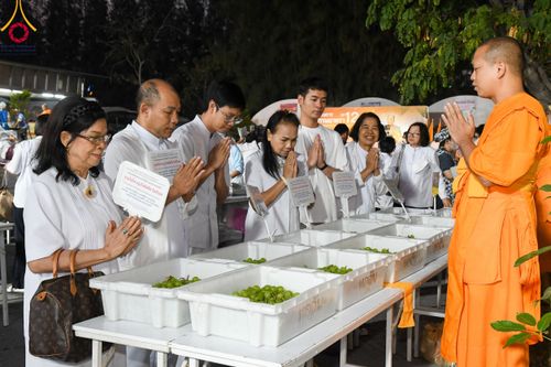 ภาพ No.108428:ถวายภัตตาหารเป็นสังฆทาน แด่คณะพระธรรมยาตราฯ ในโครงการธรรมยาตรากตัญญูบูชา มหาปูชนียาจารย์ พระมงคลเทพมุนี(สด จนฺทสโร) พระผู้ปราบมาร อนุสรณ์สถาน 7 แห่ง ปีที่ 12 วันที่ 7 มกราคม พ.ศ. 2567 ณ อนุสรณ์สถานโลตัสแลนด์ จ.สุพรรณบุรี