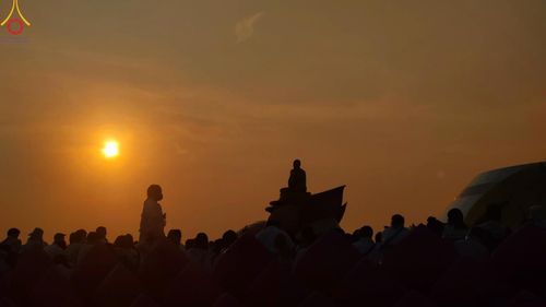 ภาพ No.201002:พิธีตักบาตรพระธรรมยาตรา ณ อนุสรณ์สถานลำดับที่ 5 สถานที่เผยแผ่วิชชาธรรมกายครั้งแรก อนุสรณ์สถานบางปลา วัดบางปลา อำเภอบางเลน จังหวัดนครปฐม ในโครงการธรรมยาตรา กตัญญูบูชา มหาปูชนียาจารย์ พระมงคลเทพมุนี(สด จนฺทสโร) พระผู้ปราบมาร อนุสรณ์สถาน 7 แห่ง ปีที่ 13