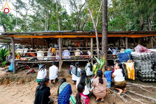 ภาพ No.174425:พิธีตักบาตรพระ,พิธีทอดผ้าป่า พิธีกลั่นแผ่นดินโปรยรัตนชาติ  สร้างพระอุโบสถและเจดีย์ วัดป่าสัมมาทิฏฐิและวัดสิริขันโท แขวงอัตตะปือ สปป. ลาว วันที่ 29 ตุลาคม พ.ศ. 2567