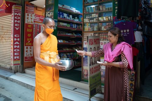 ภาพ No.80208:สามเณรในโครงการบรรพชาสามเณรหมู่ รับบิณฑบาตจากญาติโยมสาธชุน บริเวณชุมชน Patan และ Thamel กรุงกาฐมาณฑุ ประเทศเนปาล วันที่ 31 มีนาคม พ.ศ. 2566