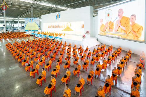 ภาพ No.139040:พิธีตักบาตร , พิธีบูชาข้าวพระ ณ ห้องแก้วสารพัด 1 สภาธรรมกายสากล วัดพระธรรมกาย วันอาทิตย์ต้นเดือนที่ 2 มิถุนายน พ.ศ. 2567