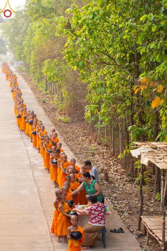 ภาพ No.136957:Photo Story  มหัศจรรย์วัดดงดินแดง Episode 5 กิจกรรมถ่ายภาพหมู่ประวัติศาสตร์ และตักบาตรฉลองพระ-เณรกว่า 500 รูป วันที่ 6 เมษายน พ.ศ. 2567