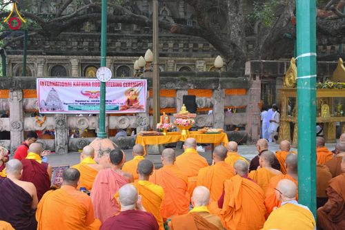 ภาพ No.179773:พิธีทอดกฐินสมทบ ณ วัดพุทธรัตน ทอดกฐินใต้ต้นพระศรีมหาโพธิ์ เมืองพุทธคยา ประเทศอินเดีย วันที่ 12 พฤศจิกายน พ.ศ. 2567