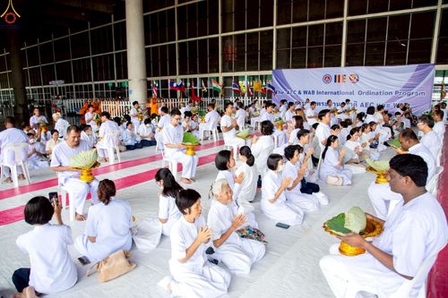 ภาพ No.230753:วันที่ 28 มิถุนายน พ.ศ. 2568 พิธีตัดปอยผมและปลงผม โครงการบวชพระนานาชาติ AEC & WAB รุ่นที่ 9 ณ วิหารคด 2 วัดพระธรรมกาย