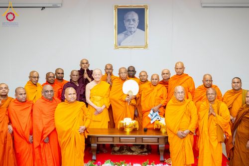 ภาพ No.223013:วันที่ 24 เมษายน พ.ศ. 2568 หลวงพ่อทัตตชีโวต้อนรับคณะสงฆ์ศรีลังกา ณ อาคาร 100 ปี คุณยายมหารัตนอุบาสิกาจันทร์ ขนนกยูง วัดพระธรรมกาย