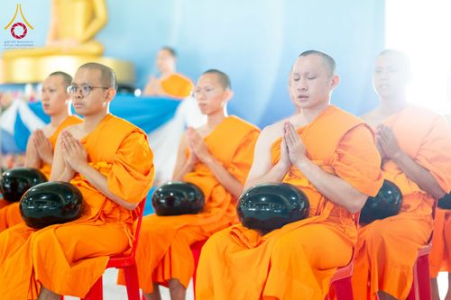 ภาพ No.229401:วันเสาร์ที่ 21 มิถุนายน พ.ศ. 2568 พิธีตักบาตรโครงการอุปสมบทหมู่ธรรมทายาท ระดับอุดมศึกษา รุ่นที่ 52 ภาคฤดูฝน ณ มหาวิหารคด คอร์ 9 วัดพระธรรมกาย