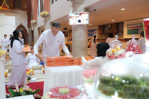 ภาพ No.159894:พิธีบูชาข้าวพระ วันอาทิตย์ต้นเดือน ณ วัดพระธรรมกายลอนดอน วันที่ 6 ตุลาคม พ.ศ. 2567