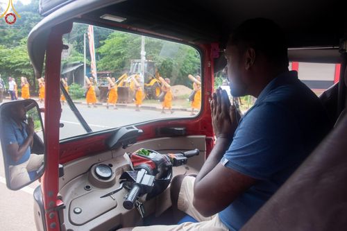 ภาพ No.140659:PhotoStory มหาศรัทธา ธรรมยาตราศรีลังกา EP.4 โครงการสยาม-ลังกา ธรรมยาตรา ฉลองเทศกาลวิสาขบูชาแห่งชาติ ศรีลังกา  บูชาธรรม 80 ปีหลวงพ่อธัมมชโย เส้นทางจาก เมืองดัมบูลลา ไปยัง เมืองมาตะเล  ตั้งแต่วันที่ 17-20 พฤษภาคม พ.ศ. 2567