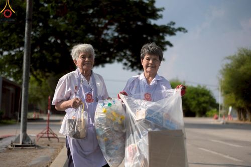 ภาพ No.220440:วันที่ 23-25 เมษายน พ.ศ. 2568 เจ้าหน้าที่และสาธุชนช่วยกัน รับบุญเก็บงานวันคุ้มครองโลก ณ วัดพระธรรมกาย