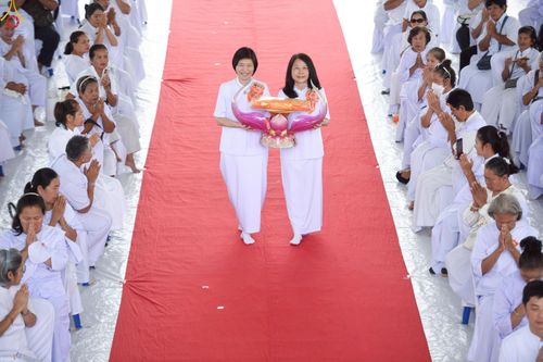 ภาพ No.249360:วันที่ 28 กันยายน พ.ศ. 2568 พิธีทอดผ้าป่าแผ่นบันมงคลมหาเศรษฐี อาคาร 80 ปี หลวงพ่อธัมมชโย ณ ศูนย์ปฏิบัติธรรมวิหารแดง ต.เจริญธรรม อ.วิหารแดง จ.สระบุรี