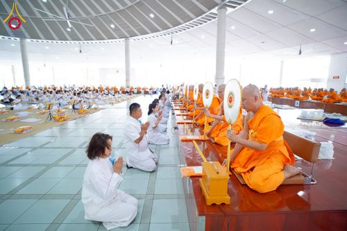 ภาพ No.226503:วันที่ 26 พฤษภาคม พ.ศ. 2568 พิธีบุพเปตพลี ครั้งที่ 164 ร่วมอุทิศบุญแด่หมู่ญาติที่ล่วงลับไปแล้ว และสืบทอดอายุพระพุทธศาสนา ณ หอฉันคุณยายอาจารย์ฯ วัดพระธรรมกาย