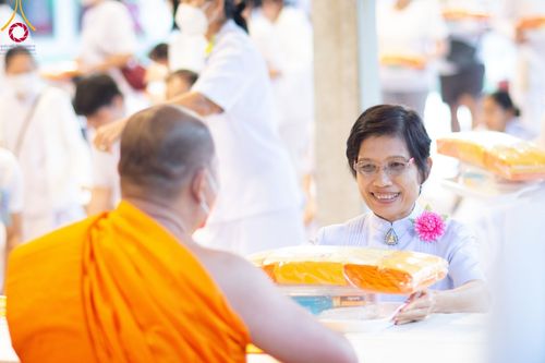ภาพ No.106664:พิธีถวายภัตตาหารเป็นสังฆทาน แด่คณะพระธรรมยาตราฯ ในโครงการธรรมยาตรากตัญญูบูชา มหาปูชนียาจารย์ พระมงคลเทพมุนี(สด จนฺทสโร) พระผู้ปราบมาร อนุสรณ์สถาน 7 แห่ง ปีที่ 12 วันที่ 6 มกราคม พ.ศ. 2567 ณ อนุสรณ์สถานโลตัสแลนด์ จ.สุพรรณบุรี