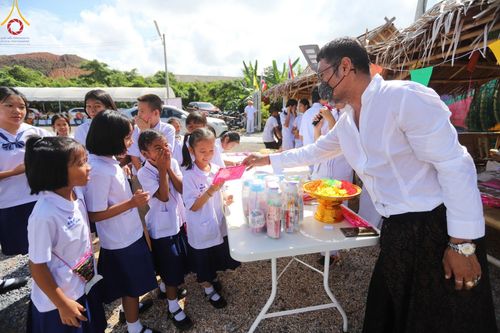 ภาพ No.94649:พิธีทอดกฐินสามัคคี สร้างกุฏิสงฆ์หลังแรก ณ ศูนย์ปฏิบัติธรรมและอบรมเยาวชนเมืองยะลา (ถนนเวฬุวัน ซอยเศรษฐี) วันที่ 15 พฤศจิกายน พ.ศ. 2566