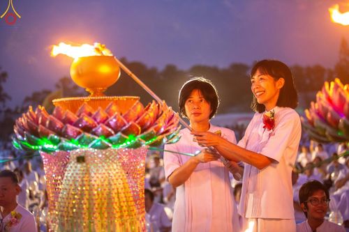 ภาพ No.129581:พิธีจุดประทีป 10,000 ดวง น้อมถวายเป็นพุทธบูชา ณ มหารัตนเจดีย์สิริปทุมสวรรค์ (เจดีย์อริยพุทธะ 5 พระองค์) ศูนย์ปฏิบัติธรรมภาคใต้ อ.บางกล่ำ จ.สงขลา  วันที่ 10 มีนาคม พ.ศ. 2567