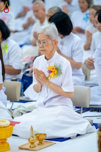 ภาพ No.160776:พิธีเจริญพระพุทธมนต์ และปิดแผ่นทองรูปเหมือน พระเดชพระคุณพระมงคลเทพมุนี (สด จนฺทสโร) พระผู้ปราบมาร จำนวน 3 องค์ วันเสาร์ที่ 5 ตุลาคม พ.ศ. 2567 ณ อาคารปลูกศรัทธา 2 (ชานชลาเดิม) วัดพระธรรมกาย อ.คลองหลวง จ.ปทุมธานี