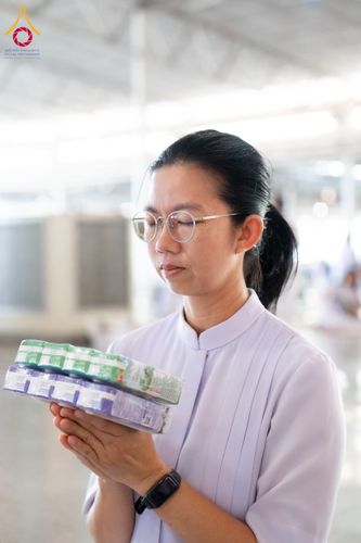 ภาพ No.133797:พิธีตักบาตร ข้าวสารอาหารแห้ง ณ บ้านแก้วเรือนทองคุณยายฯ สภาธรรมกายสากล วัดพระธรรมกาย วันอาทิตย์ต้นเดือนที่ 7 เมษายน พ.ศ. 2567