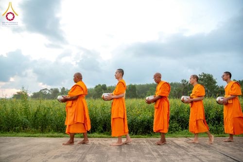 ภาพ No.217912:วันศุกร์ที่ 11 เมษายน พ.ศ. 2568 พระและสามเณร 99 รูป จากศูนย์ปฏิบัติธรรมระยอง(บ้านช่องลม) บิณฑบาต ณ ทุ่งปอเทือง ต.บางบุตร อ.บ้านค่าย จ.ระยอง เพื่อเป็นการฝึกสามเณรภาคฤดูร้อน ผ่านกิจวัตรบิณฑบาตในพื้นที่ชุมชน