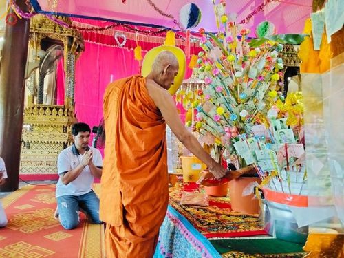 ภาพ No.170592:พิธีทอดกฐิน ณ วัดสำพะเนียง อ.บ้านแพรก จ.พระนครศรีอยุธยา ในโครงการกฐินสามัคคีทั่วไทย 30,000 วัด บูชาธรรม 80 ปี หลวงพ่อธัมมชโย โดยคณะศิษยานุศิษย์วัดพระธรรมกาย วันที่ 27 ตุลาคม พ.ศ. 2567