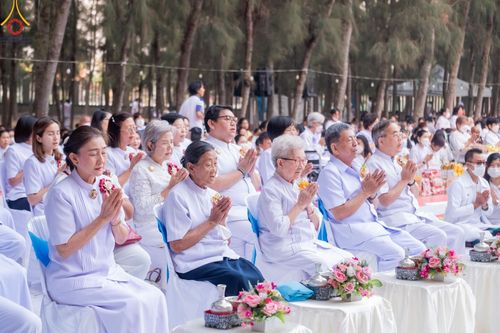 ภาพ No.107511:พิธีตักบาตรพระธรรมยาตราฯ ในโครงการธรรมยาตรากตัญญูบูชา มหาปูชนียาจารย์ พระมงคลเทพมุนี(สด จนฺทสโร) พระผู้ปราบมาร ปีที่ 12 ณ อนุสรณ์สถานมหาวิหารพระมงคลเทพมุนี อ.สองพี่น้อง จ.สุพรรณบุรี วันที่ 7 มกราคม พ.ศ. 2567