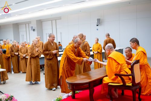 ภาพ No.222918:วันที่ 23 เมษายน พ.ศ. 2568 หลวงพ่อทัตตชีโวต้อนรับคณะสงฆ์จีน ณ อาคาร 100 ปี คุณยายมหารัตนอุบาสิกาจันทร์ ขนนกยูง วัดพระธรรมกาย