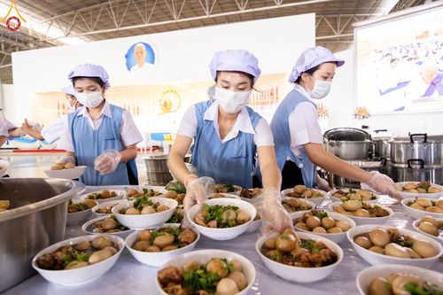 ภาพ No.60189:คณะสงฆ์ 10,000 กว่าวัดฉันภัตตาหารเพล ในวันคุ้มครองโลก วันจันทร์ที่ 22 เมษายน พ.ศ. 2567 ณ สภาธรรมกายสากล วัดพระธรรมกาย