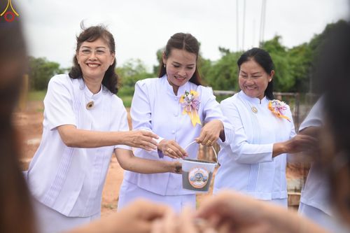 ภาพ No.87623:พิธีสวดพุทธมนต์วันละสังขาร คุณยายอาจารย์ มหารัตนอุบาสิกาจันทร์ ขนนกยูง และพิธีเทคอนกรีตฐานราก อาคาร 80 ปี หลวงพ่อธัมมชโย ณ ศูนย์ปฏิบัติธรรมวิหารแดง ต.เจริญธรรม อ.วิหารแดง จ.สระบุรี วันที่ 10 กันยายน พ.ศ. 2566