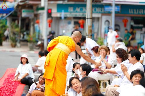 ภาพ No.129979:V.34 เพื่อธรรมเพื่อบางกล่ำ การรับบุญของเจ้าหน้าที่หน่วยงานต่างๆ  เพื่องานธรรมยาตราอัญเชิญพระบรมสารีริกธาตุ ประดิษฐาน ณ มหารัตนเจดีย์สิริปทุมสวรรค์ (เจดีย์อริยพุทธะ 5 พระองค์) ณ ศูนย์ปฏิบัติธรรมภาคใต้ อ.บางกล่ำ จ.สงขลา ระหว่างวันที่ 9-10 มีนาคม พ.ศ. 2567