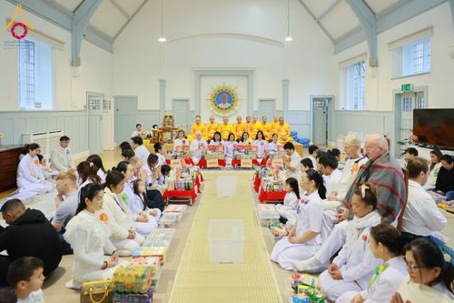 ภาพ No.172144:พิธีทอดกฐิน วัดพระธรรมกายสก็อตแลนด์ บูชาธรรม 80 ปี หลวงพ่อธัมมชโย โดยคณะศิษยานุศิษย์วัดพระธรรมกาย วันที่ 25 ตุลาคม พ.ศ. 2567