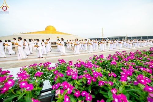 ภาพ No.214926:วันเสาร์ที่ 5 เมษายน พ.ศ. 2568 พิธีเวียนประทักษิณรอบพระมหาธรรมกายเจดีย์  พิธีวันทาเจดีย์ พิธีขอขมาและมอบผ้าไตร ในโครงการบรรพชาสามเณรฟื้นฟูพระพุทธศาสนาทั่วไทย , โครงการหน่อแก้วเปรียญธรรม รุ่นที่ 13 ,  โครงการสามเณรยุวธรรมทายาท รุ่นที่ 33 , โครงการสามเณรมั