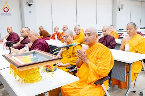 ภาพ No.222718:วันที่ 23 เมษายน พ.ศ. 2568 หลวงพ่อทัตตชีโวต้อนรับคณะสงฆ์เนปาล ณ อาคาร 100 ปี คุณยายมหารัตนอุบาสิกาจันทร์ ขนนกยูง วัดพระธรรมกาย