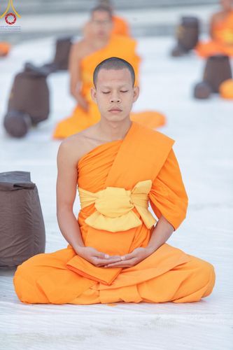 ภาพ No.198581:พระธรรมยาตราปฏิบัติธรรม และถ่ายภาพหมู่ประวัติศาสตร์ ณ อนุสรณ์สถานบางปลา วัดบางปลา อำเภอบางเลน จังหวัดนครปฐม ในโครงการธรรมยาตรา กตัญญูบูชา มหาปูชนียาจารย์ พระมงคลเทพมุนี(สด จนฺทสโร) พระผู้ปราบมาร อนุสรณ์สถาน 7 แห่ง ปีที่ 13 วันที่ 20 มกราคม พ.ศ. 2568