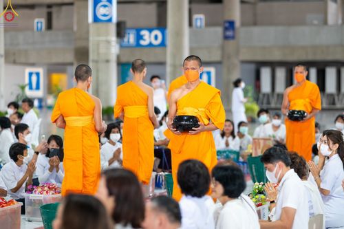 ภาพ No.85705:พิธีตักบาตรฉลองพระใหม่ ในโครงการบรรพชาอุปสมบทหมู่รุ่นเข้าพรรษา ณ วิหารคด 30 วัดพระธรรมกาย วันที่ 13 สิงหาคม พ.ศ. 2566