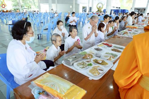 ภาพ No.246978:วันที่ 20 กันยายน พ.ศ. 2568 พิธีถวายเมนูสวรรค์เพื่อการบรรลุธรรม ณ หอฉันคุณยายอาจารย์ฯ วัดพระธรรมกาย