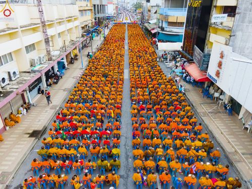 ภาพ No.85873:ตักบาตรพระนานาชาติ 10,000 รูป ใจกลางนครหาดใหญ่ จ.สงขลา วันอาทิตย์ที่ 20 สิงหาคม พ.ศ. 2566