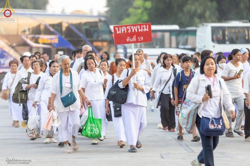 ภาพ No.219250:บรรยากาศการเดินทางเข้าวัดพระธรรมกาย , การต้อนรับปฏิสันถาร , การฉันภัตตาหารเช้า , การลงทะเบียนพระสังฆาธิการ  เนื่องในวันคุ้มครองโลก พิธีถวายมหาสังฆทานคณะสงฆ์ 40,000 กว่าวัดทั่วประเทศ ณ วัดพระธรรมกาย