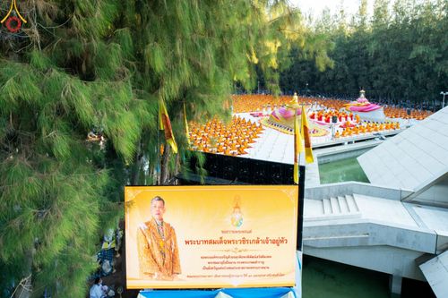 ภาพ No.190083:พิธีจุดประทีปถวายเป็นพุทธบูชา และบูชาธรรมมหาปูชนียาจารย์ ณ อนุสรณ์สถานมหาวิหารพระมงคลเทพมุนี (โลตัสแลนด์) อ.สองพี่น้อง จ.สุพรรณบุรี ในโครงการธรรมยาตรา กตัญญูบูชา มหาปูชนียาจารย์ พระมงคลเทพมุนี(สด จนฺทสโร) พระผู้ปราบมาร อนุสรณ์สถาน 7 แห่ง ปีที่ 13
