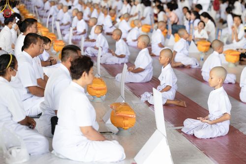 ภาพ No.133882:พิธีขอขมามอบผ้าไตร โครงการบรรพชาสามเณร ศูนย์อบรมวัดพระธรรมกาย ณ วัดพระธรรมกาย วันเสาร์ที่ 6 เมษายน พ.ศ. 2567