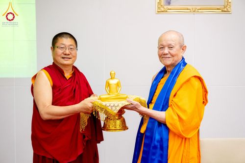 ภาพ No.222493:วันที่ 21 เมษายน พ.ศ. 2568 หลวงพ่อทัตตชีโวต้อนรับคณะสงฆ์จีน ณ อาคาร 100 ปี คุณยายมหารัตนอุบาสิกาจันทร์ ขนนกยูง วัดพระธรรมกาย