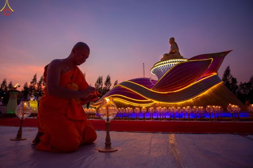 ภาพ No.109789:พิธีจุดประทีปถวายเป็นพุทธบูชา และบูชาธรรมมหาปูชนียาจารย์ วันที่ 10 มกราคม พ.ศ. 2567 ณ อนุสรณ์สถานคลองบางนางแท่น อ.สามพราน จ.นครปฐม
